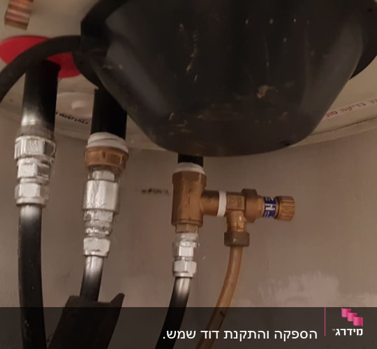 צנרת וחיבורים תחת דוד שמש